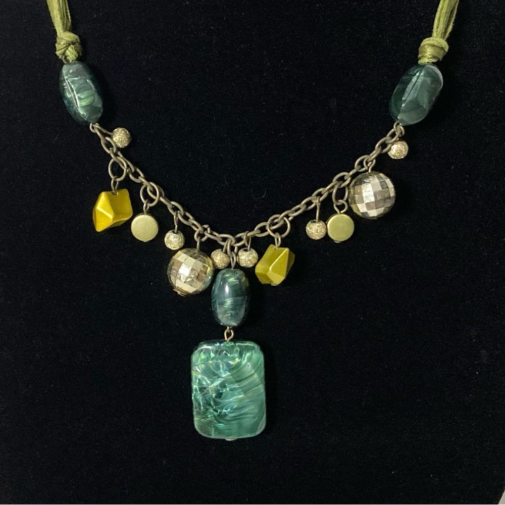 Vintage Bohemian Style Faux Jade Green Beaded Pendant Necklace